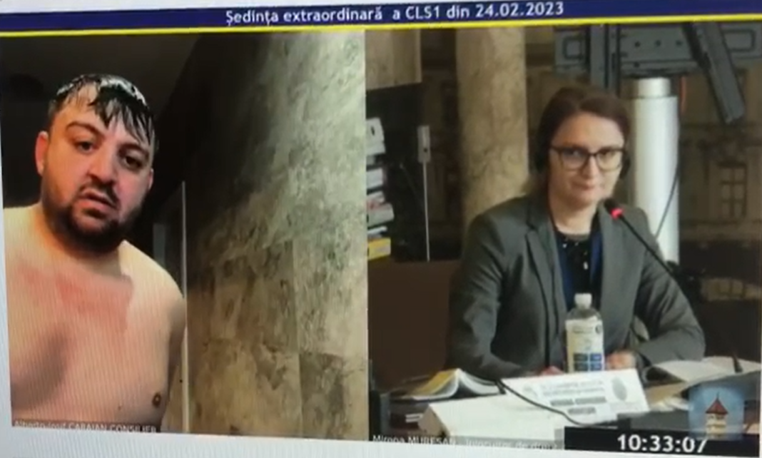 Un consilier local a intrat dezbrăcat de la duș în ședința transmisă LIVE pe Internet