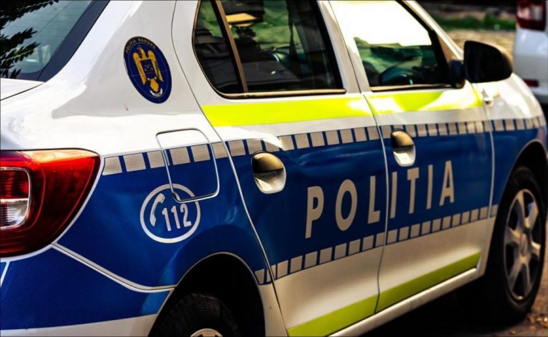 Un tânăr de 17 ani a furat o mașină cu care a intrat într-un cap de pod și o stație de autobuz