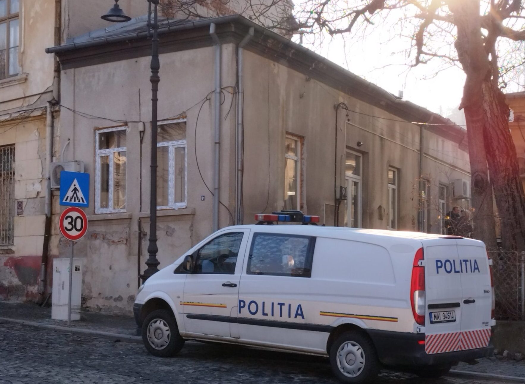 Hoții au intrat în clădirea unde era casieria (Foto: realitateaoltului.ro)