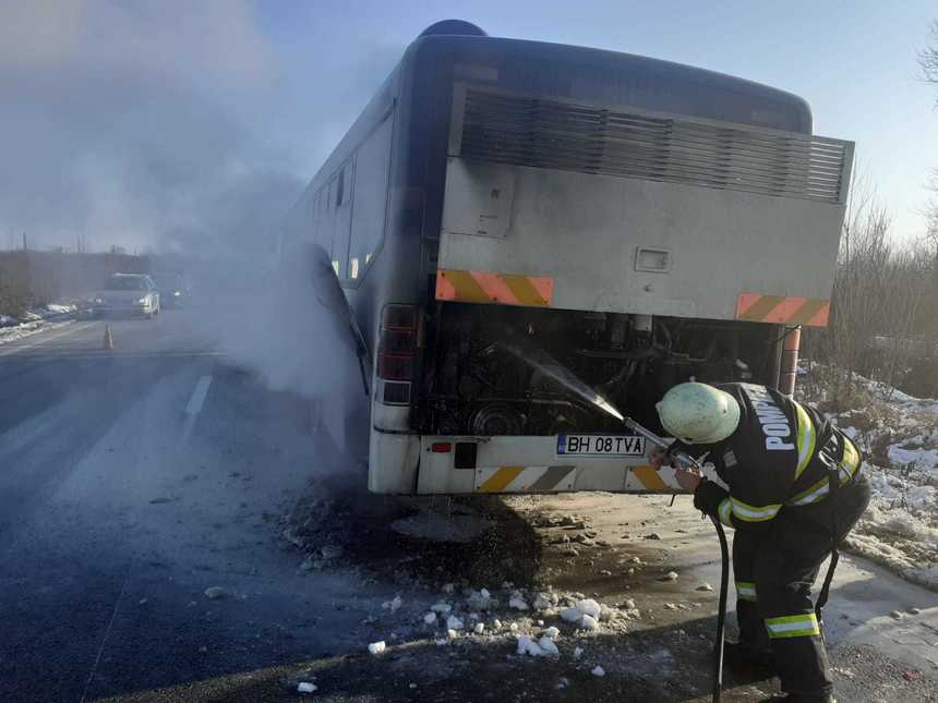 Un autobuz cu elevi a luat foc în trafic