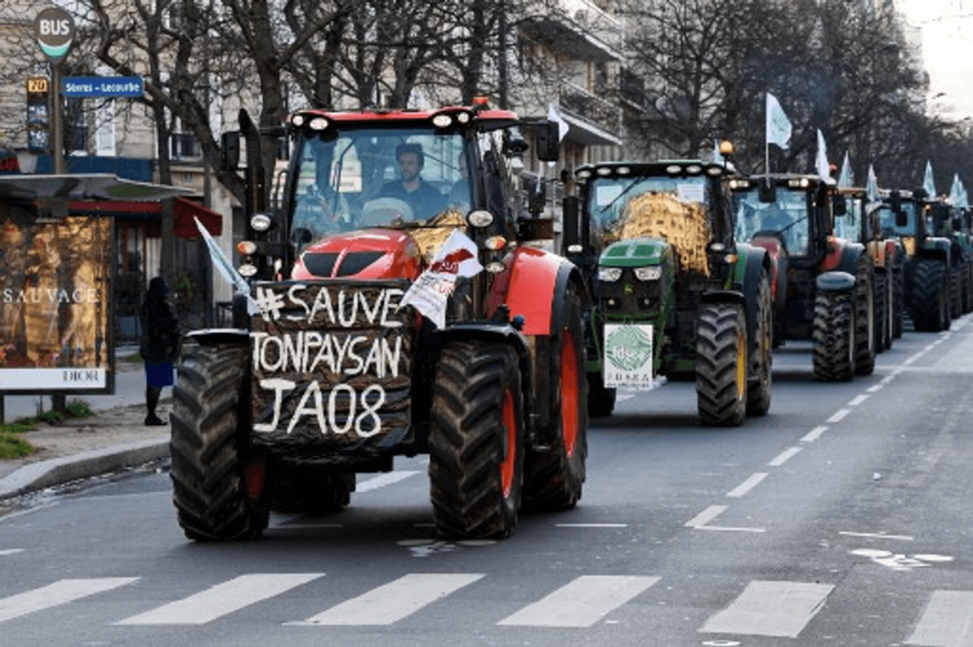 Sute de fermieri cu tractoare au protestat în Paris împotriva interzicerii pesticidelor