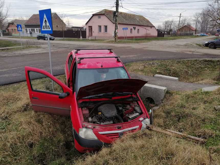 A furat o mașină și a ajuns cu ea în șanț