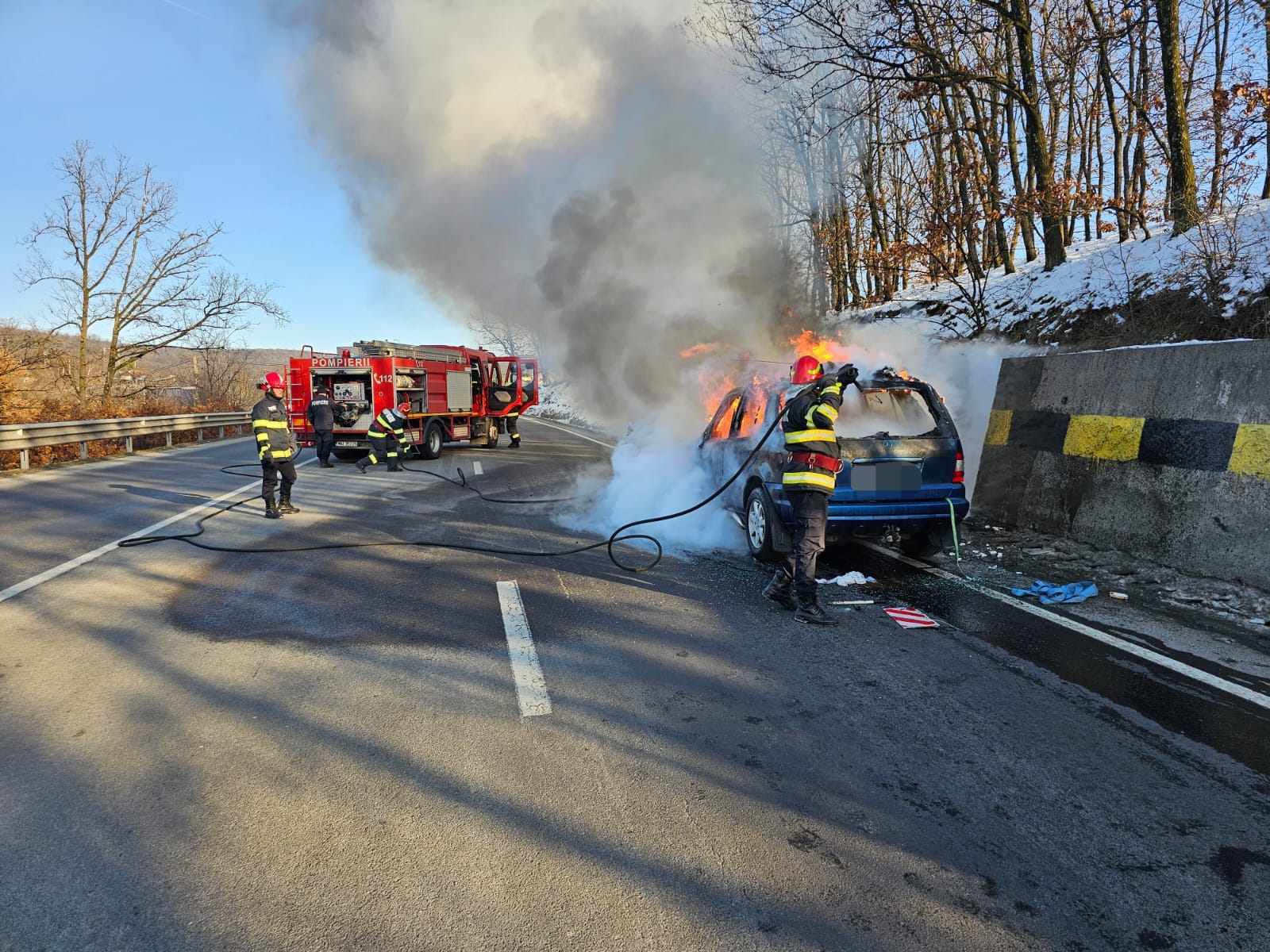 Mehedinți: O mașină a luat foc în trafic, la Șimian