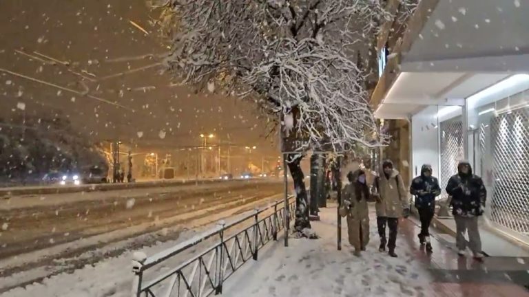 (VIDEO) Zăpadă în Atena. Locuitorii, sfătuiţi să evite deplasările