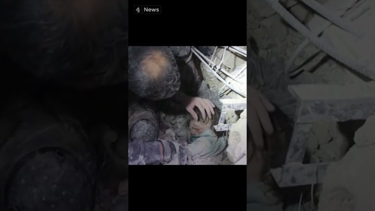 Copii scoşi de sub moloz, în Siria, de salvatori care sapă cu mâinile goale