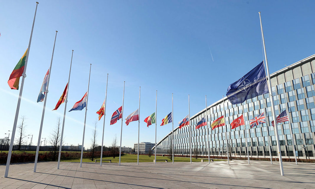 Drapelele NATO, arborate la jumătate de catarg în urma cutremurului din Turcia