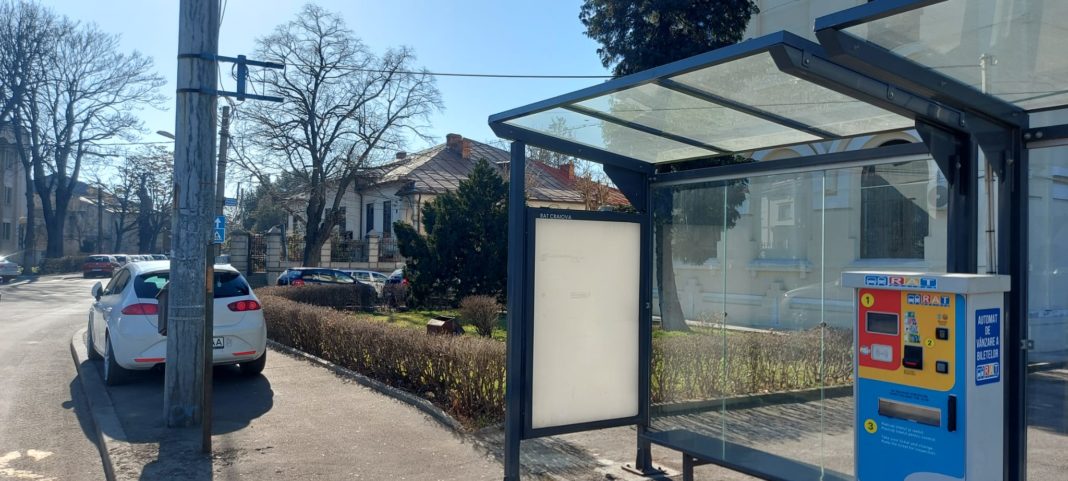 În staţiile de autobuz au mai rămas doar suporturile de la panourile electronice