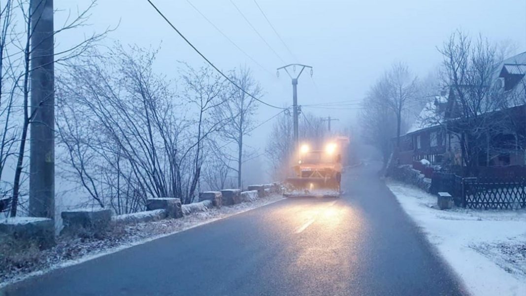 Circulaţie oprită în zona localităţii Dâmbovicioara după ce un autotren a derapat