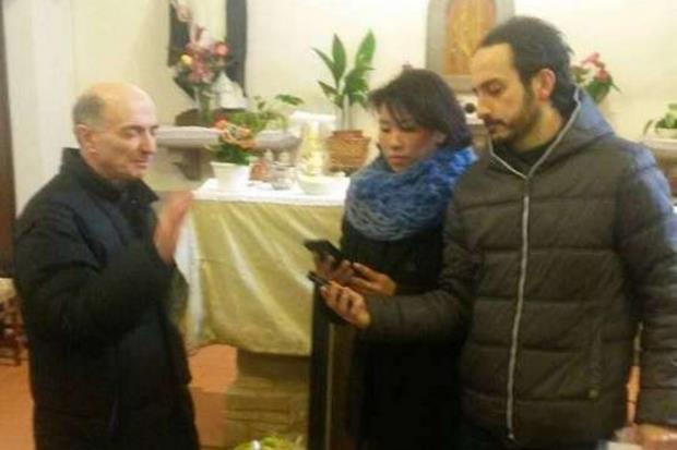 Un preot italian sfințește telefoanele enoriașilor pentru a-i feri de știri false