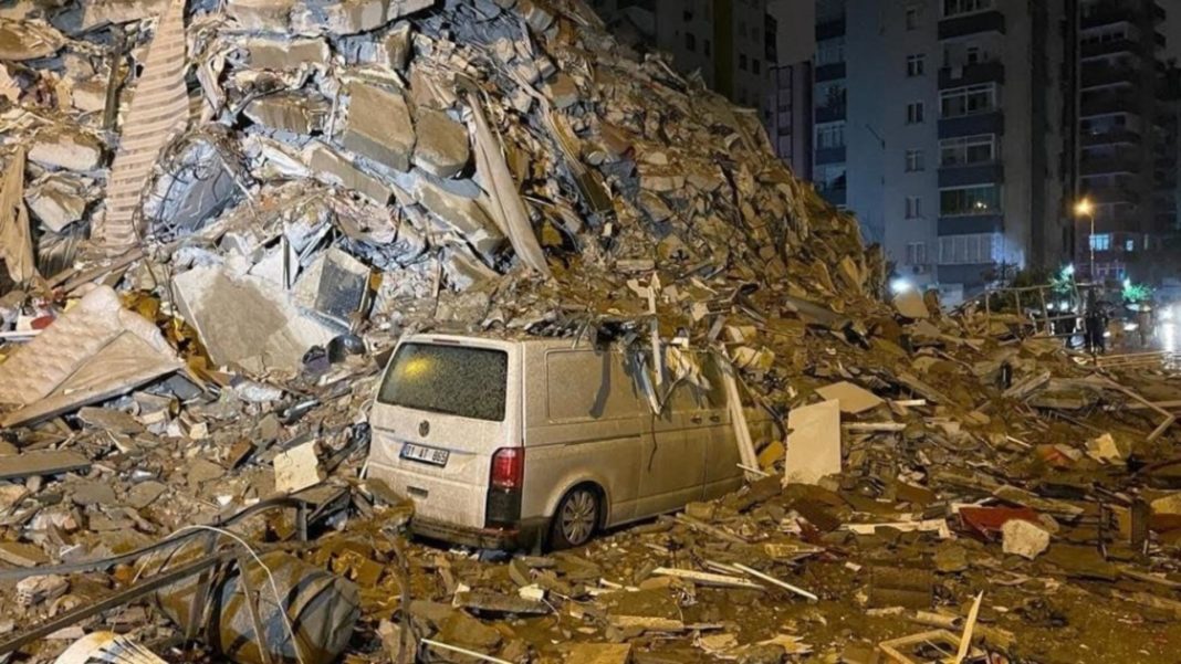 Peste 100 de replici la cutremurele din Turcia