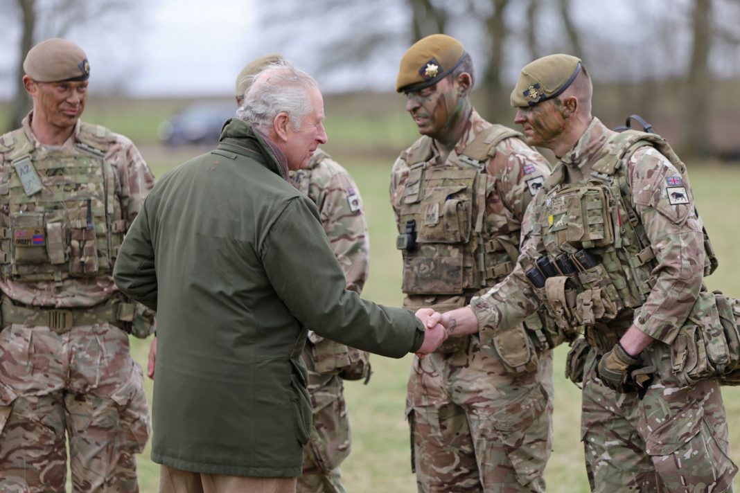 Regele Charles al III-lea s-a întâlnit cu soldaţii ucraineni care se antrenează în Marea Britanie