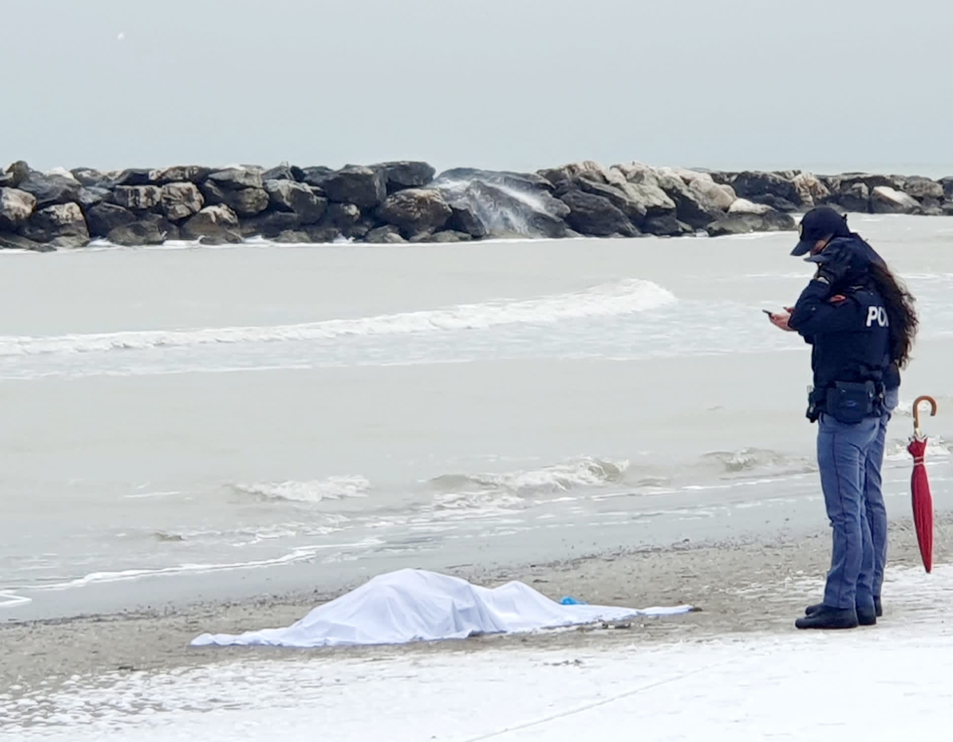 Româncă găsită moartă pe o plajă din Italia