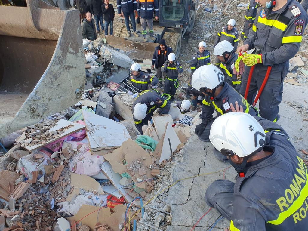 Salvatorii români care acţionează în Turcia au scos de sub ruine până acum patru persoane