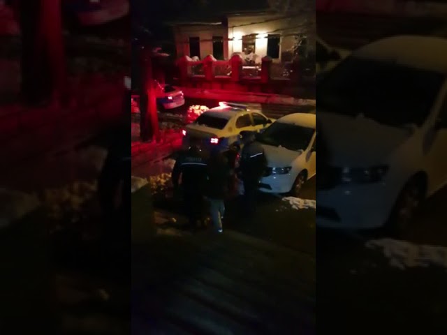 (VIDEO) Tânăr reţinut de poliţiştii craioveni pentru tentativă de furt