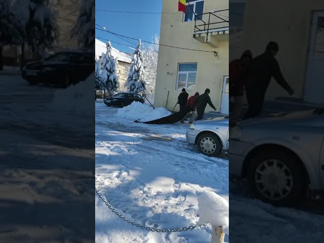 (VIDEO) Deszăpezire cu pătura la o primărie din Gorj