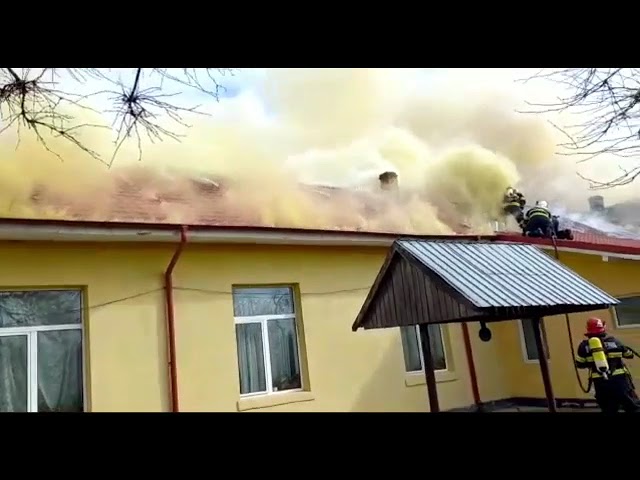 (VIDEO) Olt: Incendiu violent la școala din Sârbi Măgura