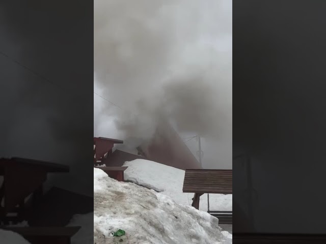 (VIDEO) Incendiu la o cabană din Rânca