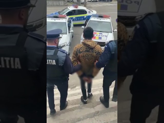 (VIDEO) Un craiovean fura din coletele pe care trebuia să le distribuie