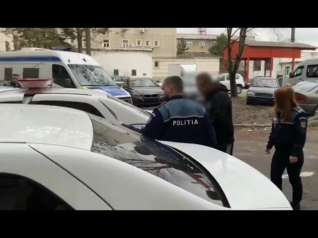 (VIDEO) Bănuit de 8 jafuri în Germania, prins de polițiștii doljeni