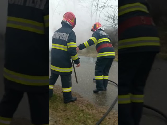 (VIDEO) Mehedinți: Autoturism cuprins de flăcări în Bălăcița