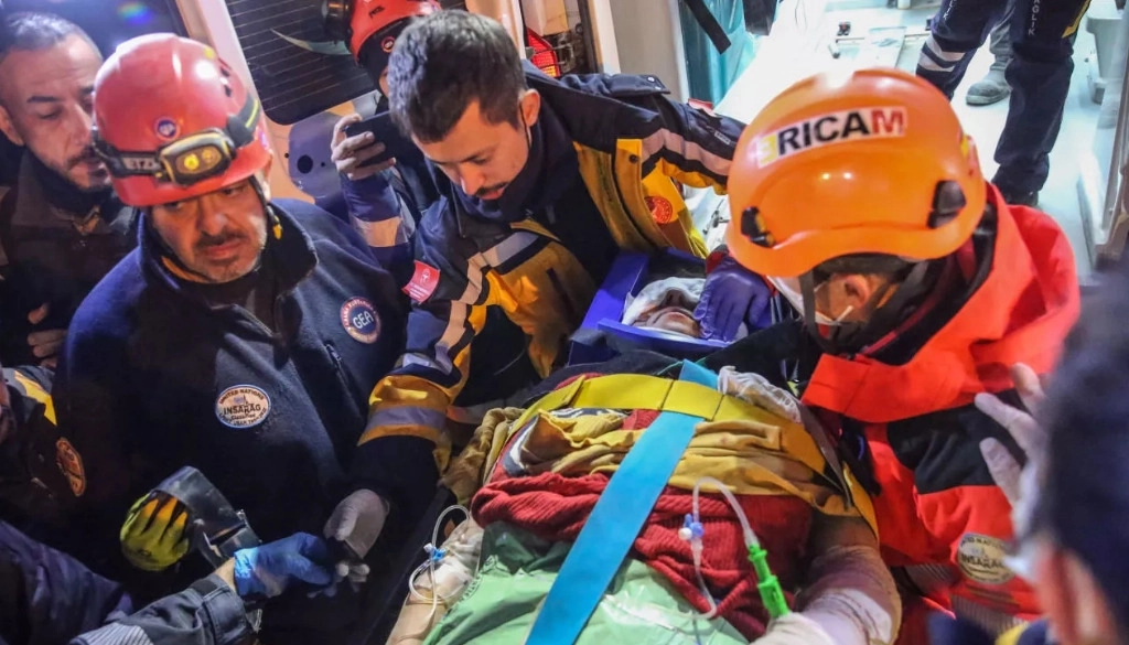 Femeie salvată de sub dărâmături la 170 de ore după cutremurul din Turcia