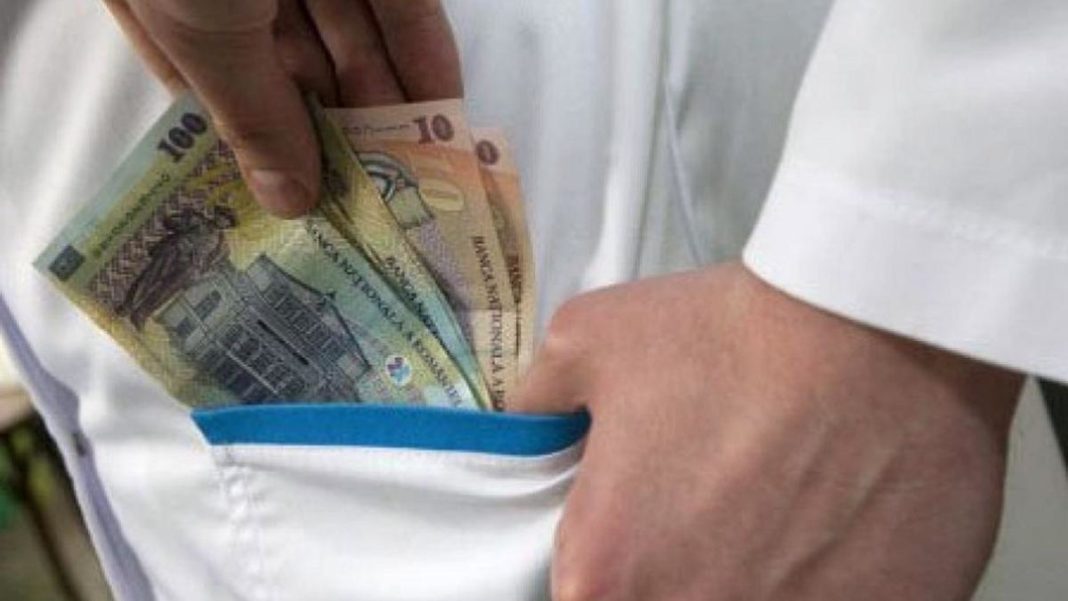 Medic ginecolog, prins în flagrant când primea 1.000 de lei de la o pacientă