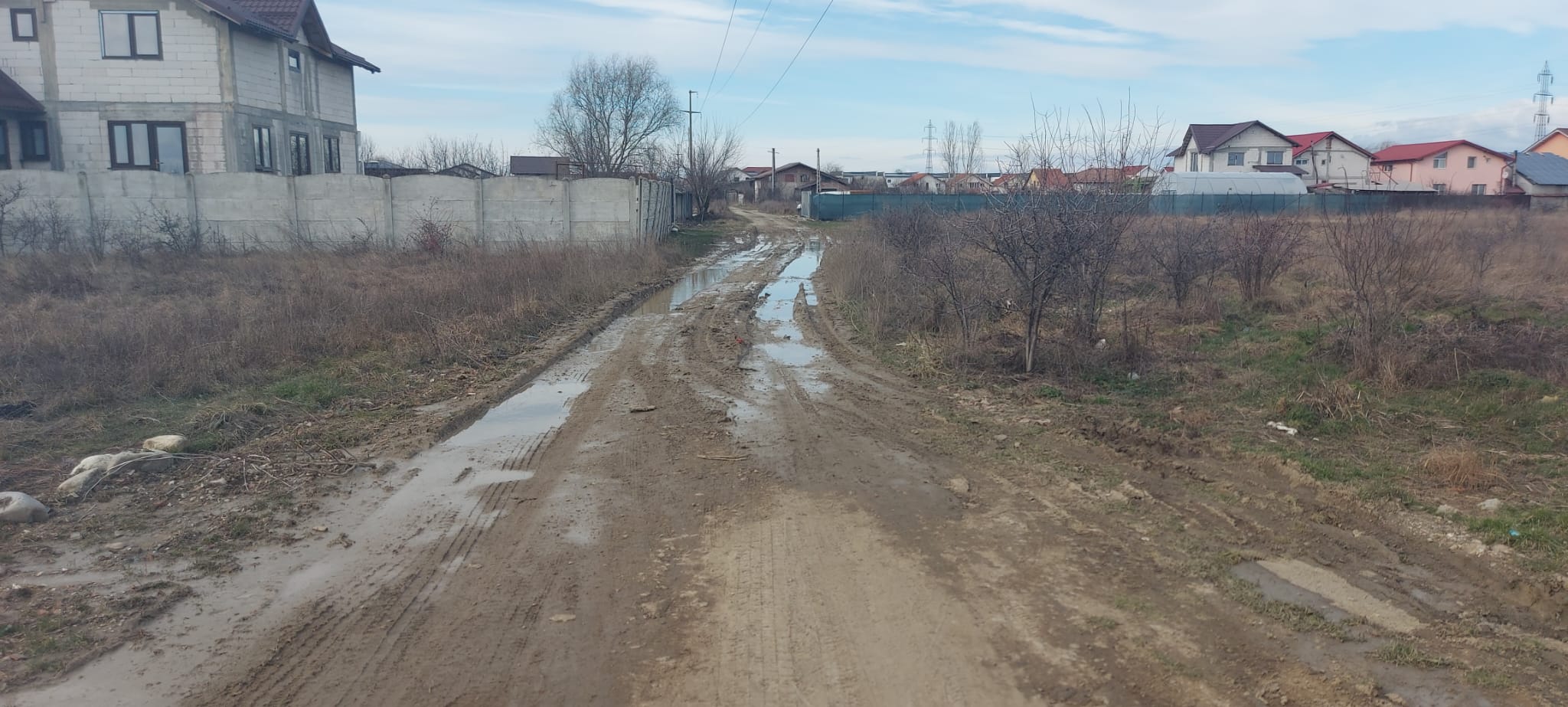 Aşa arată strada Moldova din Craiova, despre care viceprimarul Aurelia Filip a afirmat că „este asfaltată din toamnă“
