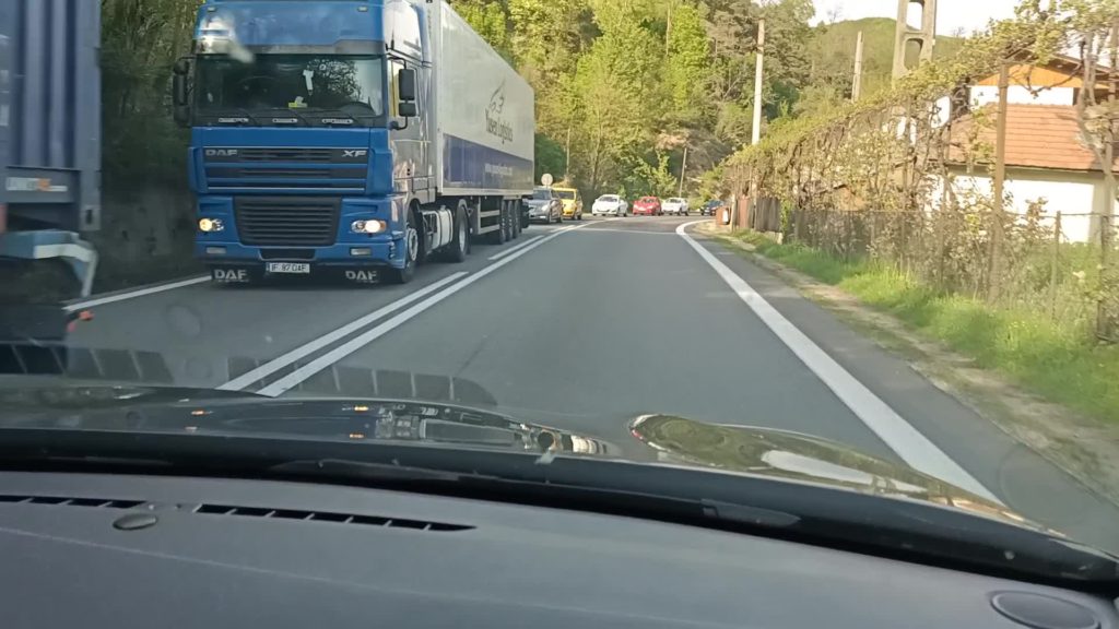 Vâlcea: Două autotrenuri s-au ciocnit pe DN 7