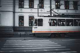 Şoferiţă bătută de o vatmaniţă după ce a oprit pe linia de tramvai