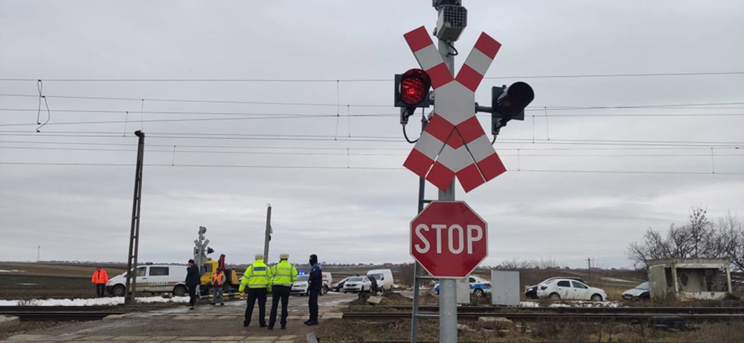 trecere cale ferata Un şofer a sfidat moartea trecând prin faţa trenului