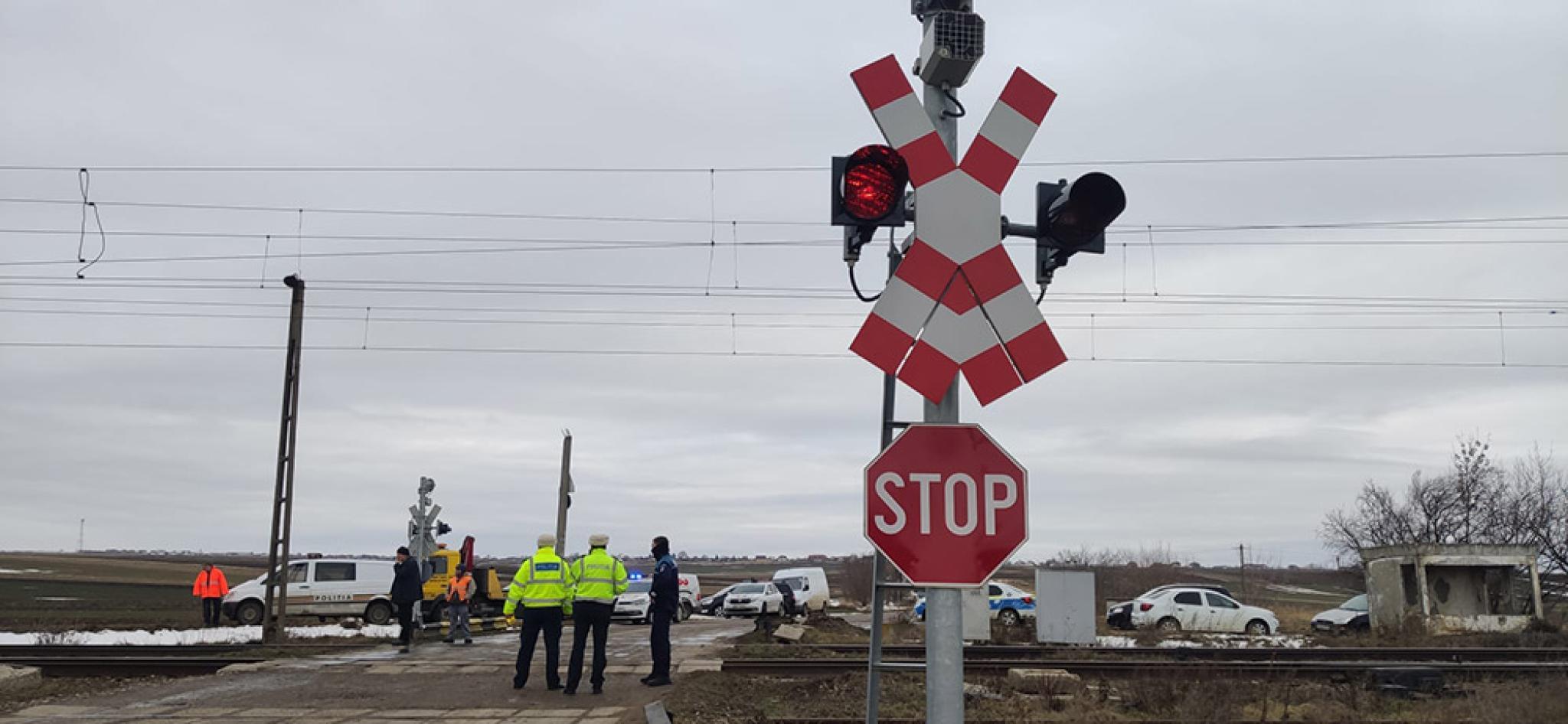 Un şofer a sfidat moartea trecând prin faţa trenului