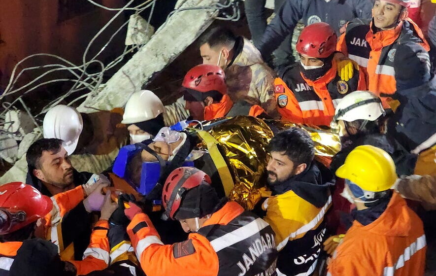 Un copil și doi adulți, salvați după 13 zile sub ruine, în Turcia