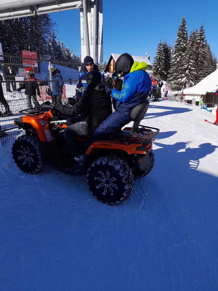 Turist prins cu ATV-ul pe pârtia din Predeal, printre schiori