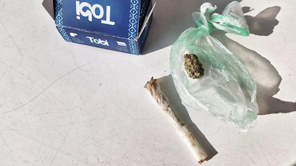 O adolescentă, prinsă cu substanţe interzise în apropierea unui liceu