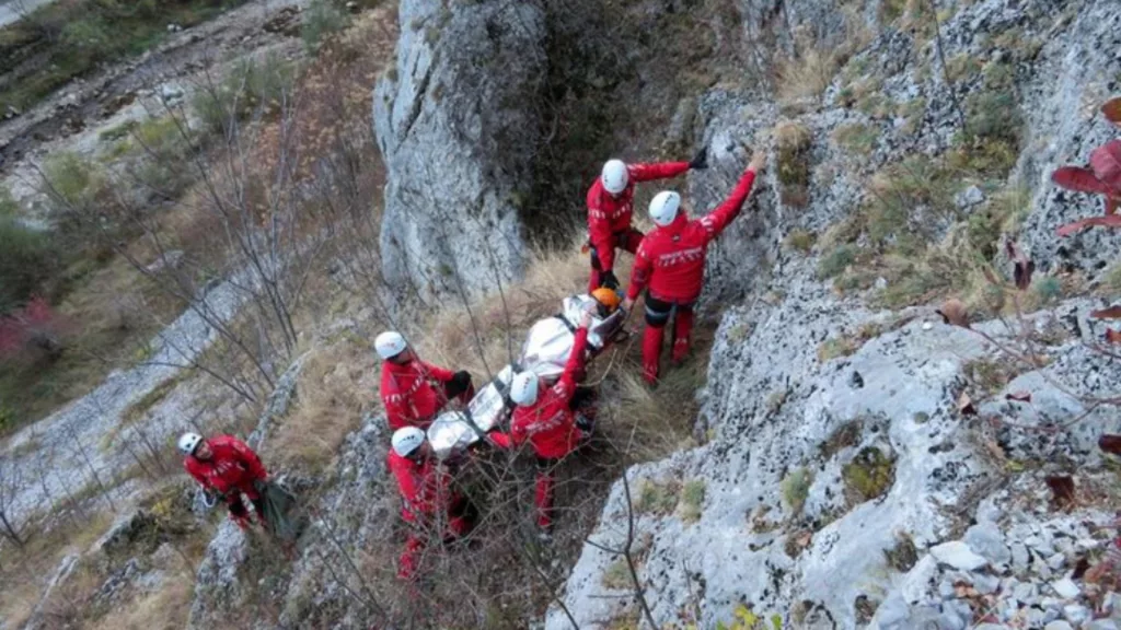 O femeie de 63 de ani, grav rănită după ce a căzut într-o vale 200 de metri