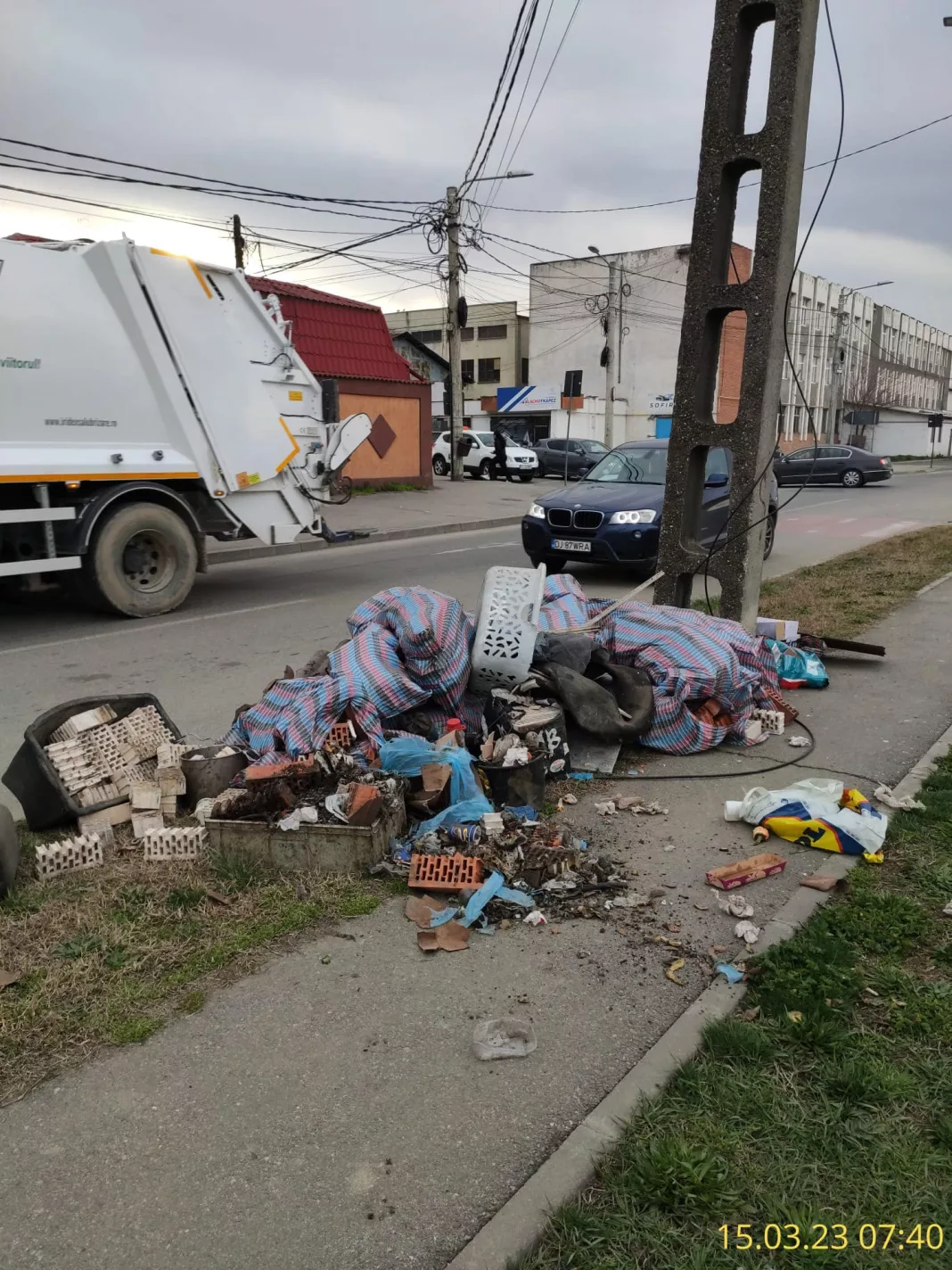 Deşeuri aruncate pe domeniul public/foto Poliţia Locală Craiova