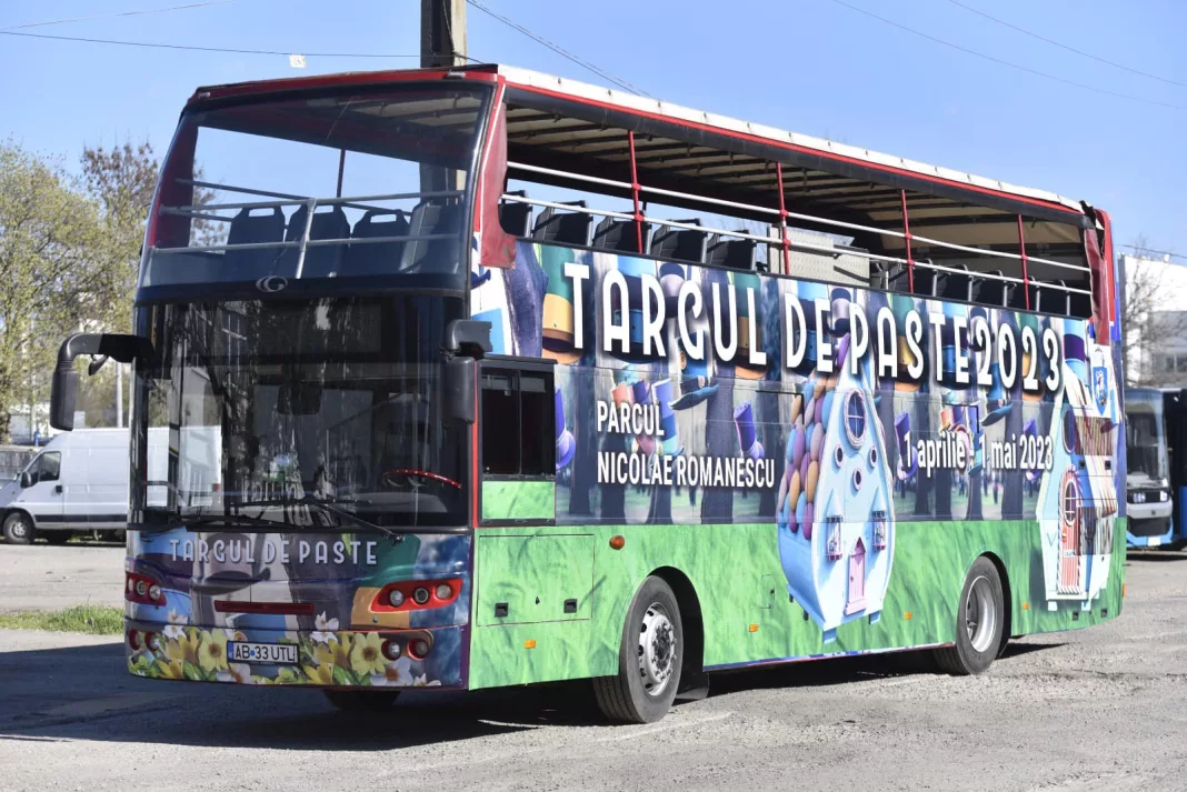 Autobuzul supraetajat este pregătit pentru a transporta vizitatorii Târgului de Paşte