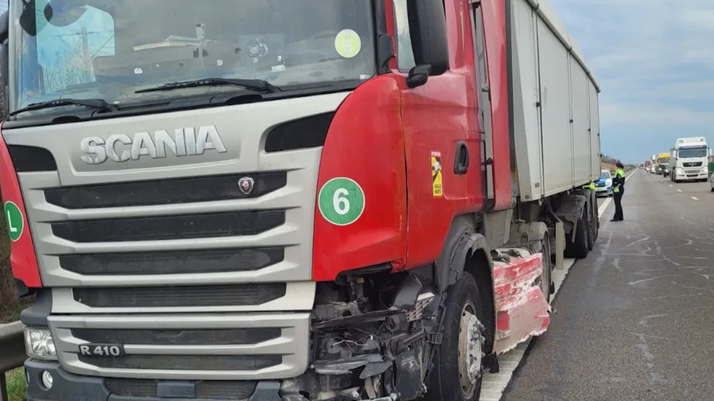 Un şofer de TIR a făcut stop cardiac în mers pe A2