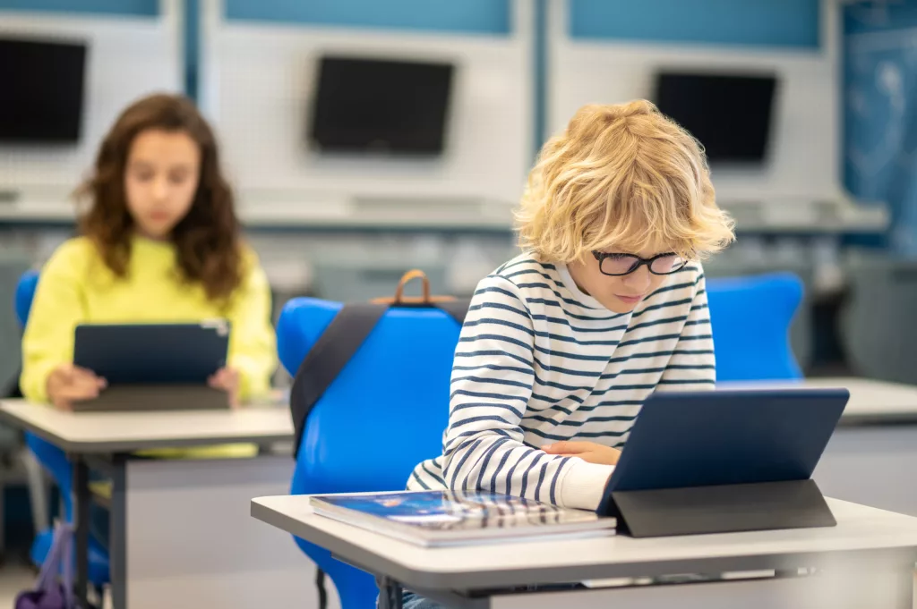Burse și premii pentru elevii și studenții români care participă la competiții internaționale