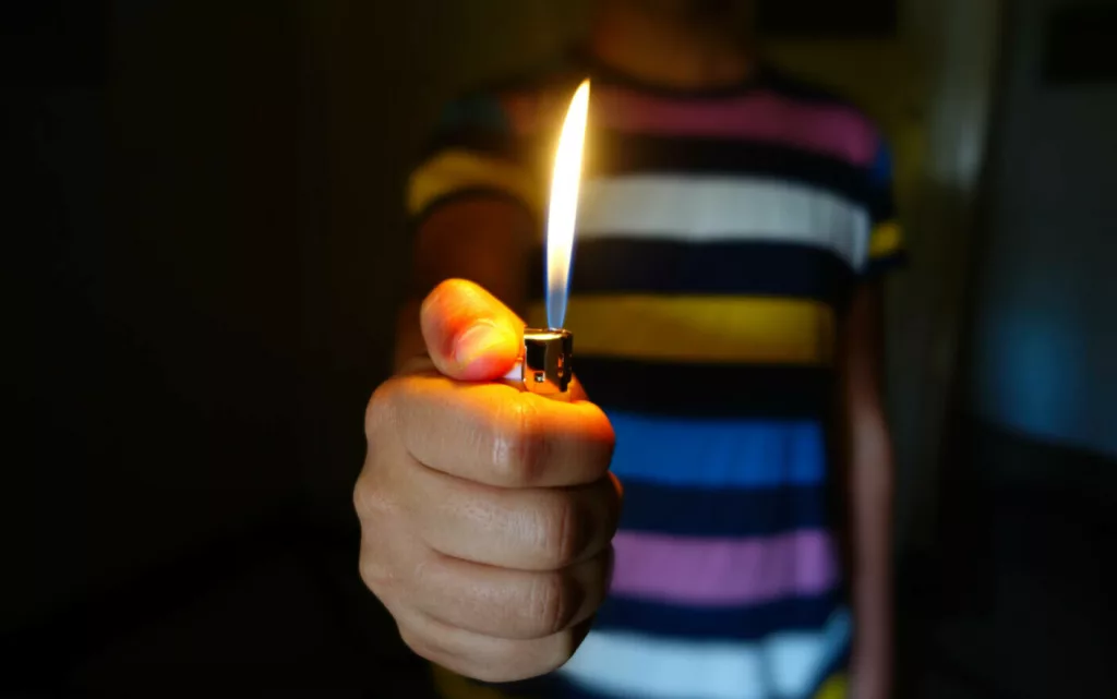 Un copil de cinci a ajuns la spital, după ce a dat foc unui bidon cu motorină