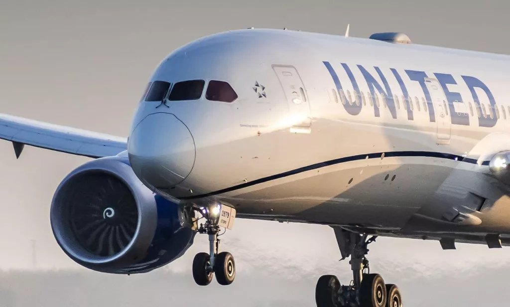 Un pasager a încercat să deschidă uşa pentru ieşire de urgenţă a avionului şi să înjunghie un însoţitor de bord