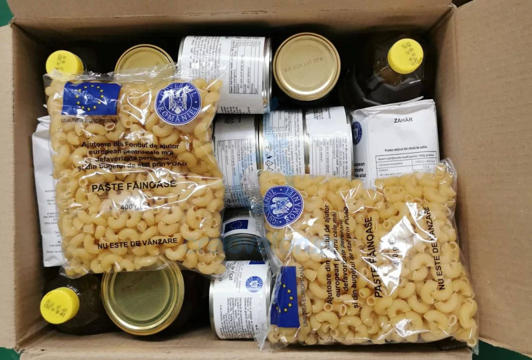 Livrarea se face într-o cutie de carton cu conţinut identic, iar fiecare cutie cuprinde cantitatea alocată pentru o persoană, aproximativ 25 kg de produse alimentare