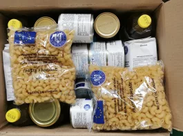Livrarea se face într-o cutie de carton cu conţinut identic, iar fiecare cutie cuprinde cantitatea alocată pentru o persoană, aproximativ 25 kg de produse alimentare