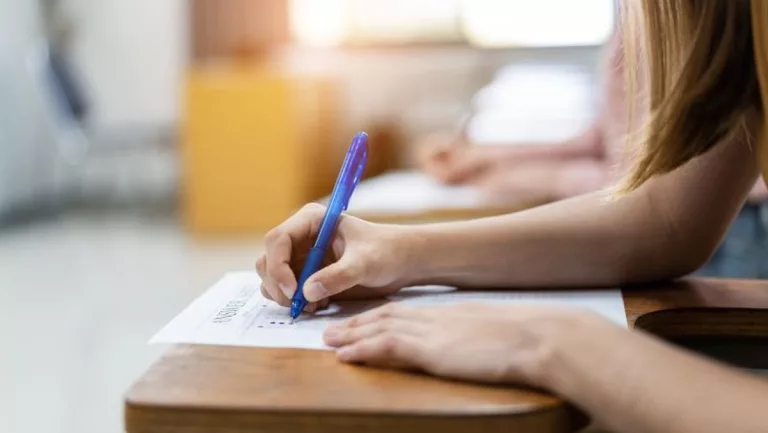 Peste 70% dintre elevii din Dolj au promovat simularea Evaluării Naționale