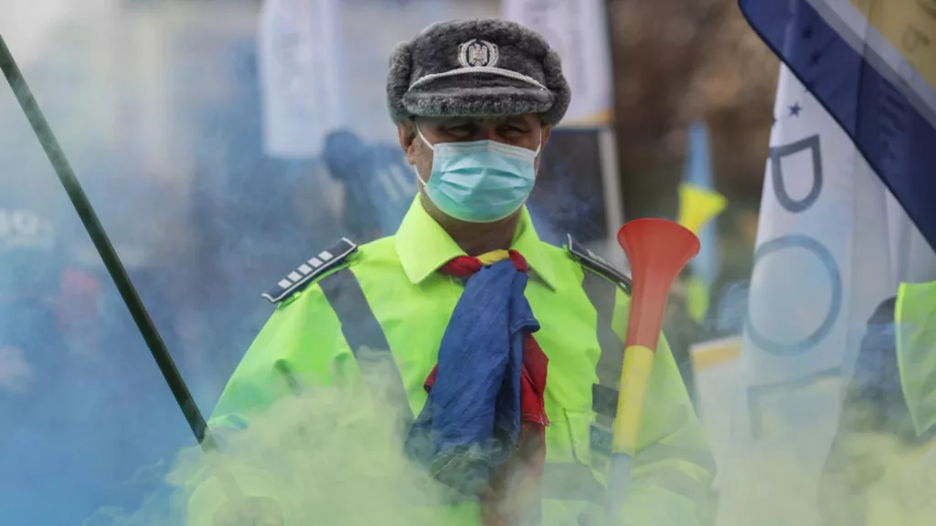 Protest al cadrelor militare disponibilizate şi poliţiştilor, organizat în Piaţa Victoriei