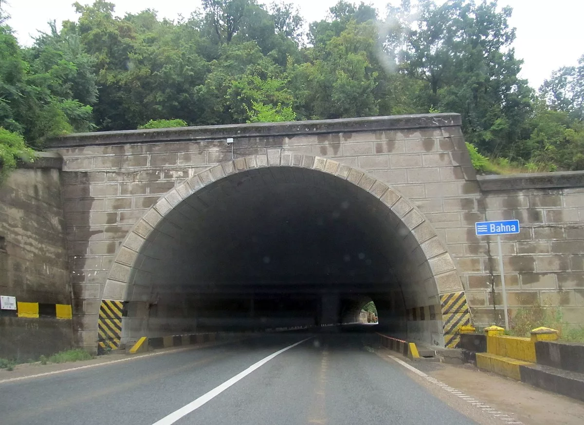 Circulația este oprită în zona localității Ilovița, județul Mehedinți, la ieșire din tunelul Bahna