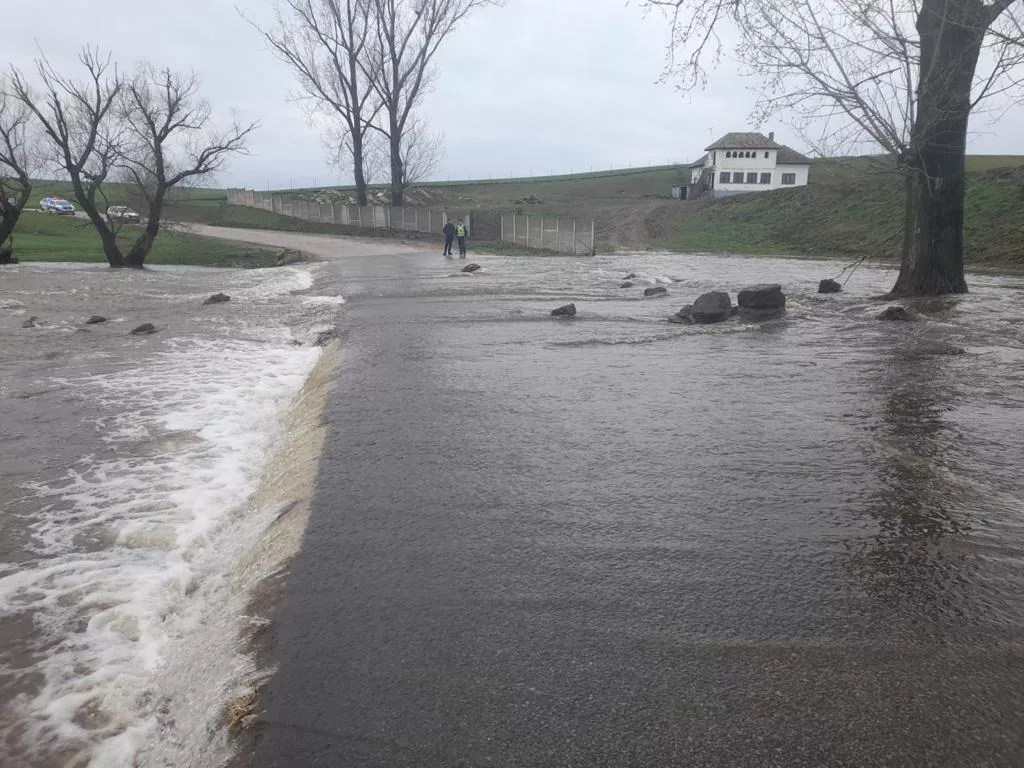 S-a rupt barajul de la Verbița! Terenurile învecinate și drumul Plenița-Verbița au fost acoperite de ape