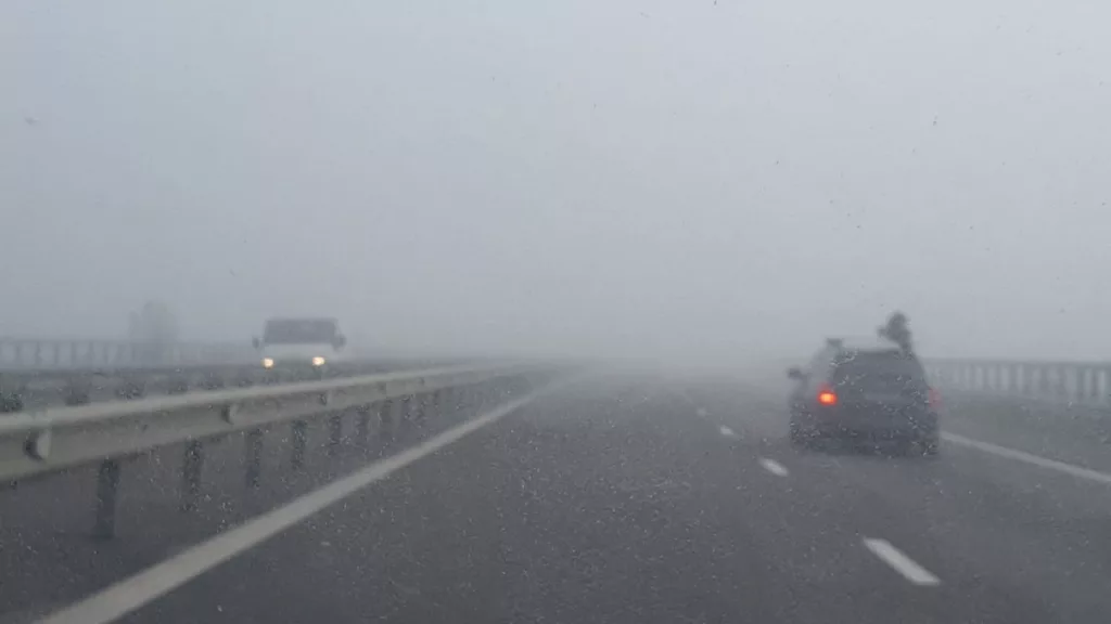 Vizibilitate redusă pe A1 Bucureşti-Piteşti, din cauza ceţii