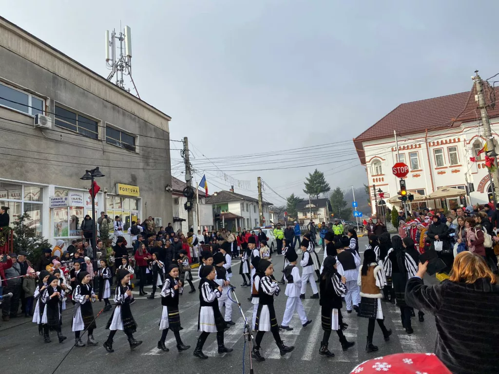 Spectacol stradal de Ziua Femeii, la Novaci