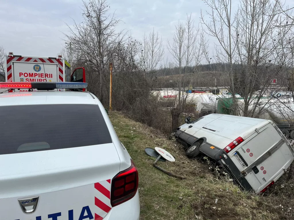 Un șofer s-a răsturnat cu o dubă într-un șanț, la ieșire din Târgu Jiu